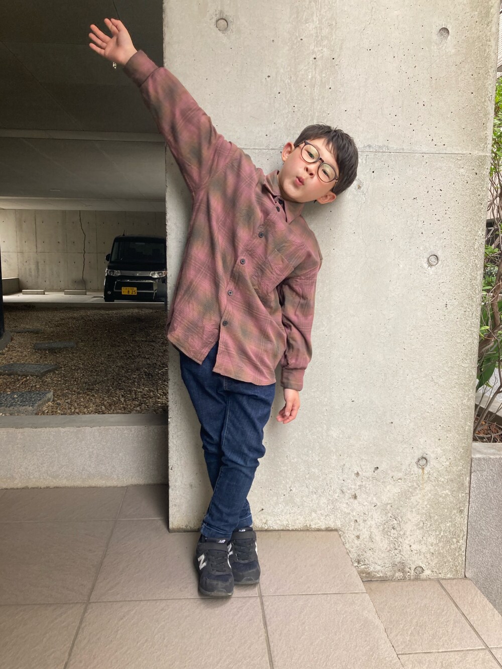 「キッズファッション、カジュアルコーデ、メガネ男子、チェック、シンプルコーデ、男の子コーデ、春コーデ、シャツスタイル」｜「UNIQLOのアイテム（シャツ/ブラウス、ピンク系）」を使った、あちゃさんさん（キッズ・120cm）の春コーディネートの3枚目の写真