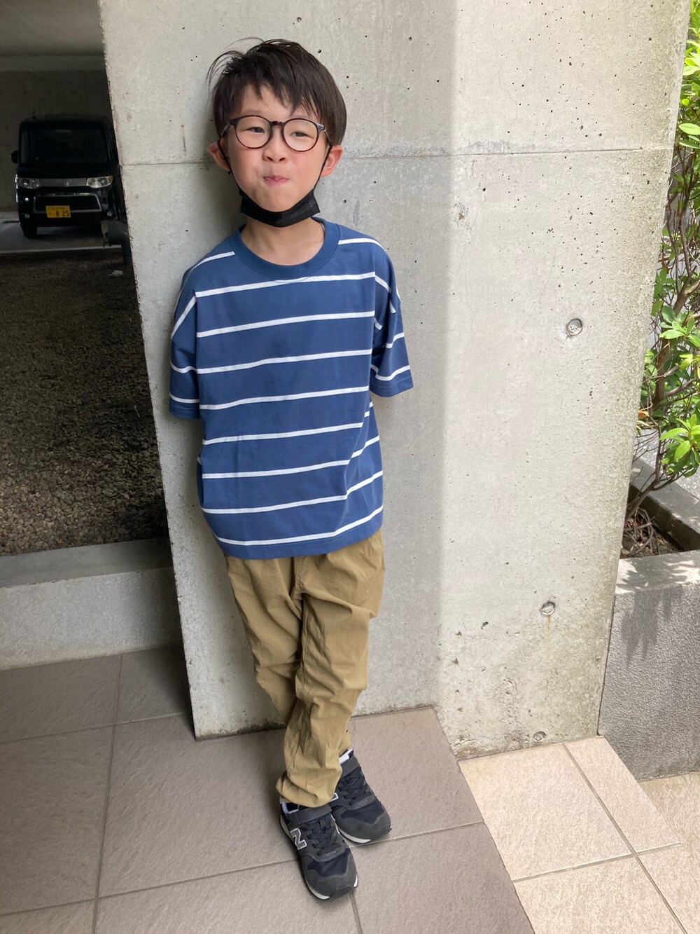 「休日スタイル、キッズファッション、カジュアルコーデ、Tシャツ、こどもコーデ、ボーダー、めがね、メガネ男子」｜「devirockのウルトラストレッチタックパンツ（その他パンツ、ベージュ系）」を使った、あちゃさんさん（キッズ・120cm）の夏コーディネートの3枚目の写真