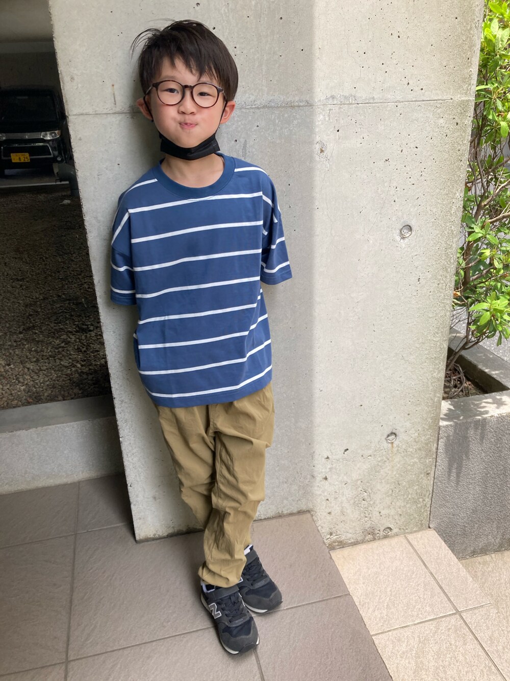 「休日スタイル、キッズファッション、カジュアルコーデ、Tシャツ、こどもコーデ、ボーダー、めがね、メガネ男子」｜「devirockのウルトラストレッチタックパンツ（その他パンツ、ベージュ系）」を使った、あちゃさんさん（キッズ・120cm）の夏コーディネートの2枚目の写真
