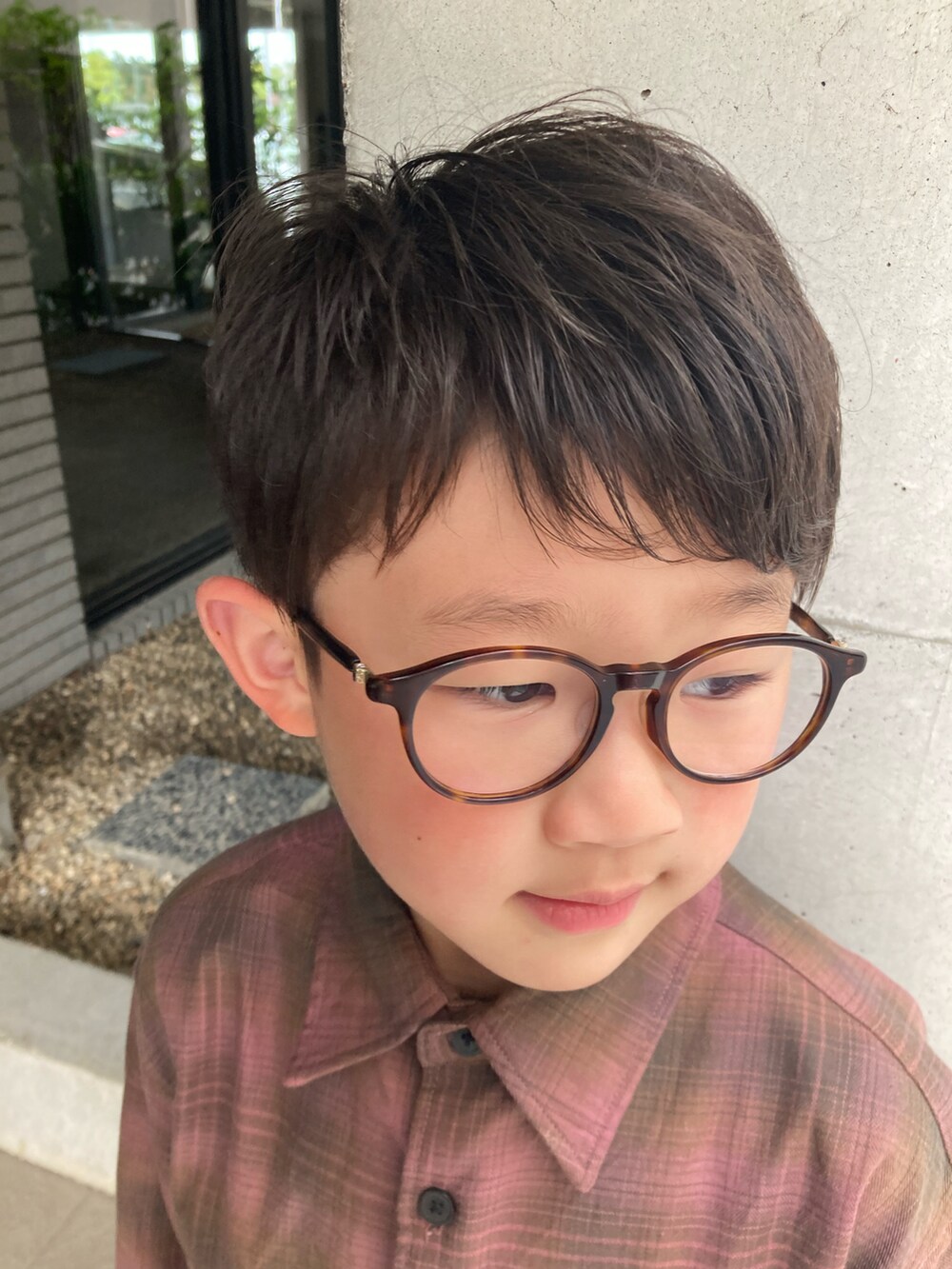 「キッズファッション、カジュアルコーデ、メガネ男子、チェック、シンプルコーデ、男の子コーデ、春コーデ、シャツスタイル」｜「UNIQLOのアイテム（シャツ/ブラウス、ピンク系）」を使った、あちゃさんさん（キッズ・120cm）の春コーディネートの5枚目の写真
