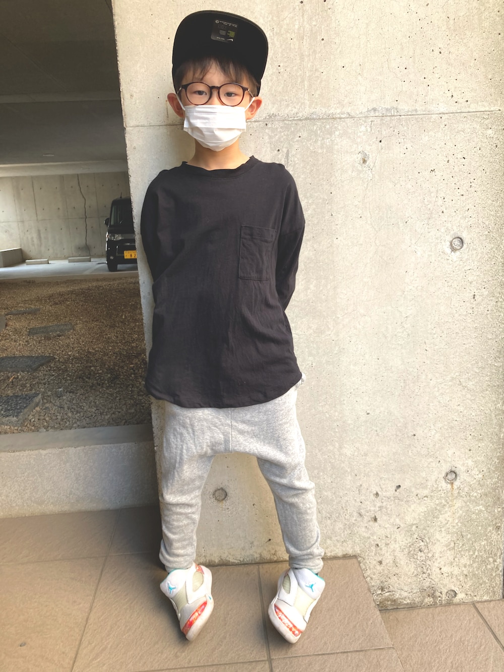 「キッズファッション、男の子コーデ、シンプル、スウエットパンツ、子供服、メガネ男子、めがね」｜「NIKEの【ZOZO限定】NIKE/ナイキ YTH フューチュラ プロ キャップ（キャップ、ブラック系）」を使った、あちゃさんさん（キッズ・120cm）の春コーディネートの3枚目の写真