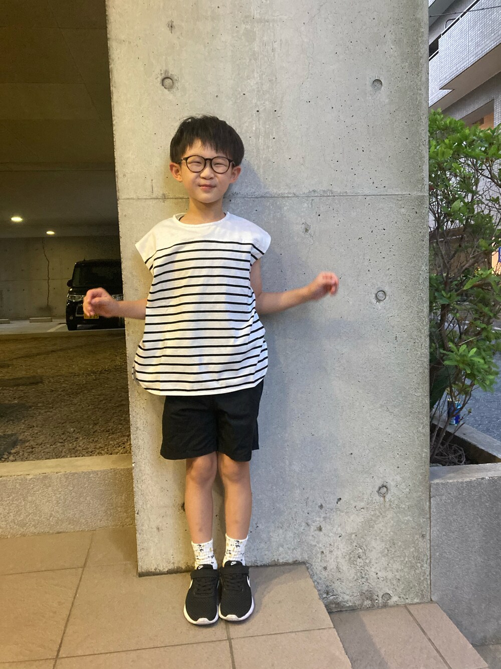「キッズファッション、おしゃれさんと繋がりたい、グローバルワーク(GLOBAL WORK)、メガネ男子、めがね、おとこのこ、カジュアルコーデ、ボーダー」｜「GLOBAL WORKの【キッズ】シャーベッＴＥＥボーダーノースリーブ/956889（Tシャツ/カットソー、ホワイト系）」を使った、あちゃさんさん（キッズ・120cm）の夏コーディネートの2枚目の写真