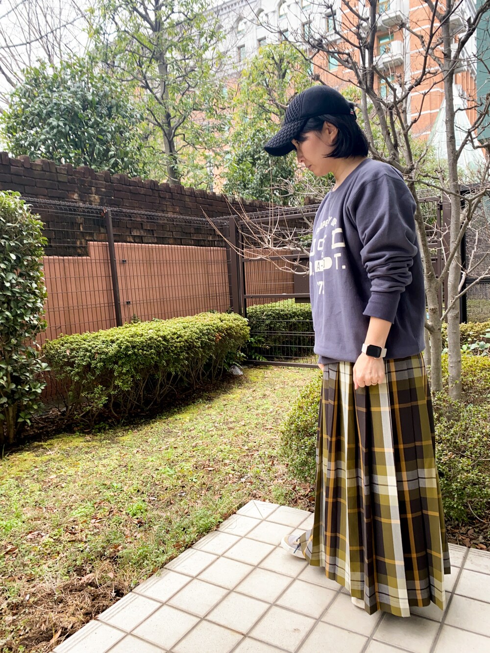 「キャップ」｜「URBAN RESEARCHのアイテム（スカート、イエロー系）」を使った、樋口さん（レディース・152cm）の春コーディネートの2枚目の写真
