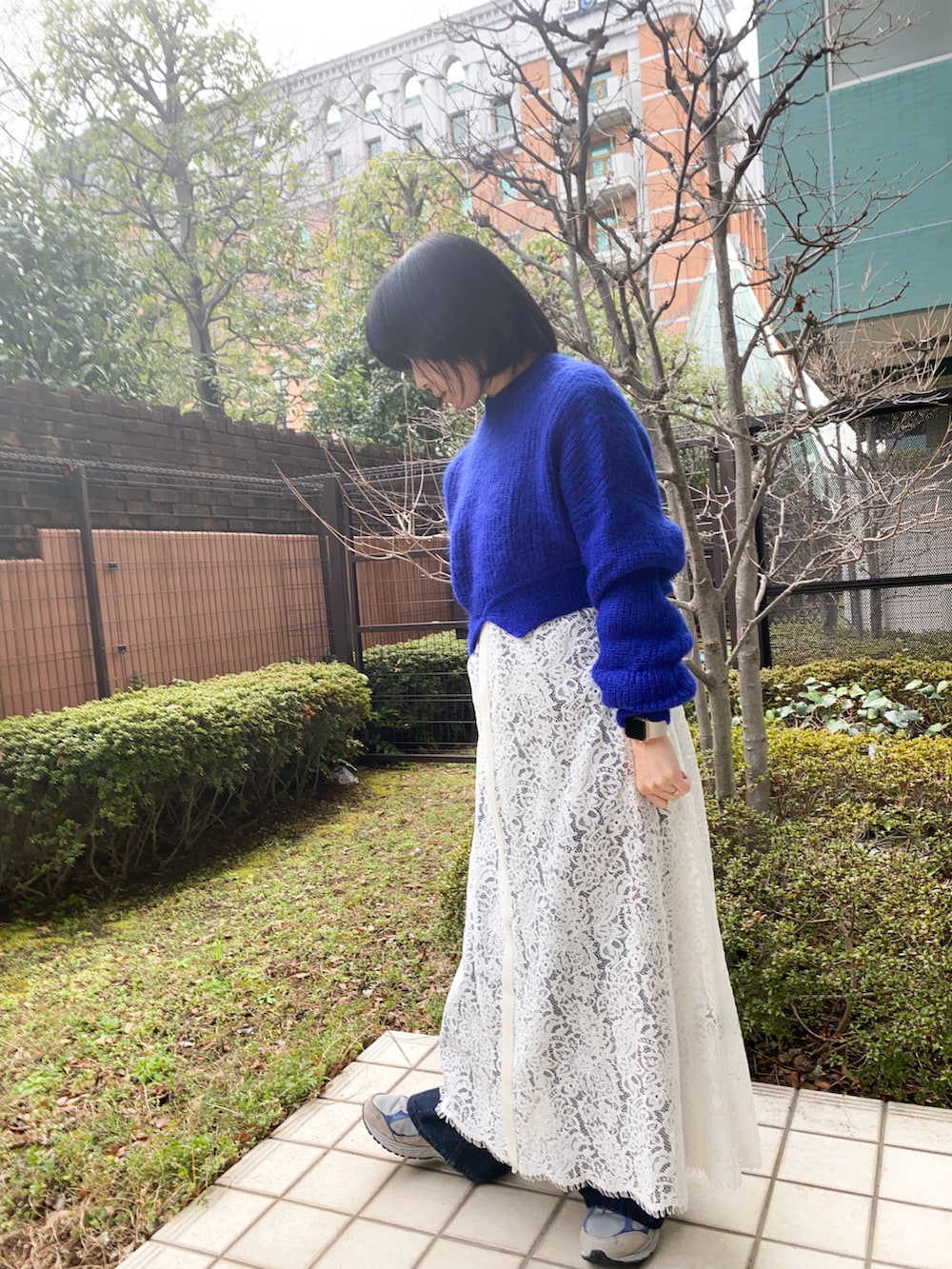 「スニーカー」｜「ESTNATIONのアイテム（ワンピース、ホワイト系）」を使った、樋口さん（レディース・152cm）の春コーディネートの2枚目の写真