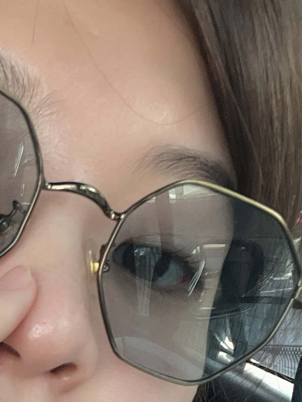 グレー系のTシャツ/カットソー、ブルー系のサロペット/オーバーオール、ブラック系のサンダルを着用したレディースの春コーディネートの3枚目の写真