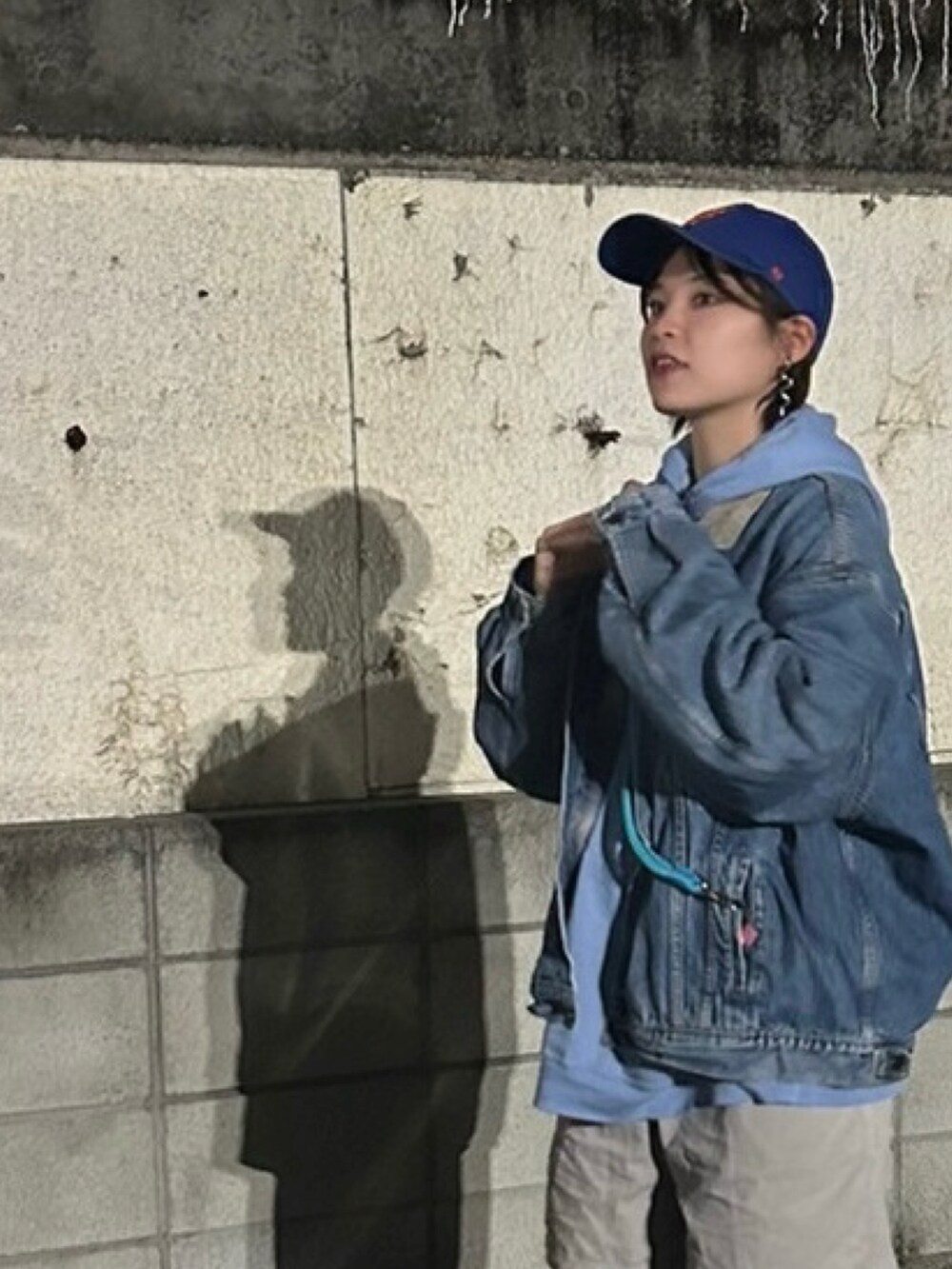 ブラック系のサンダル、グレー系のその他パンツ、ブルー系のデニムジャケットを着用したレディースの春コーディネートの2枚目の写真