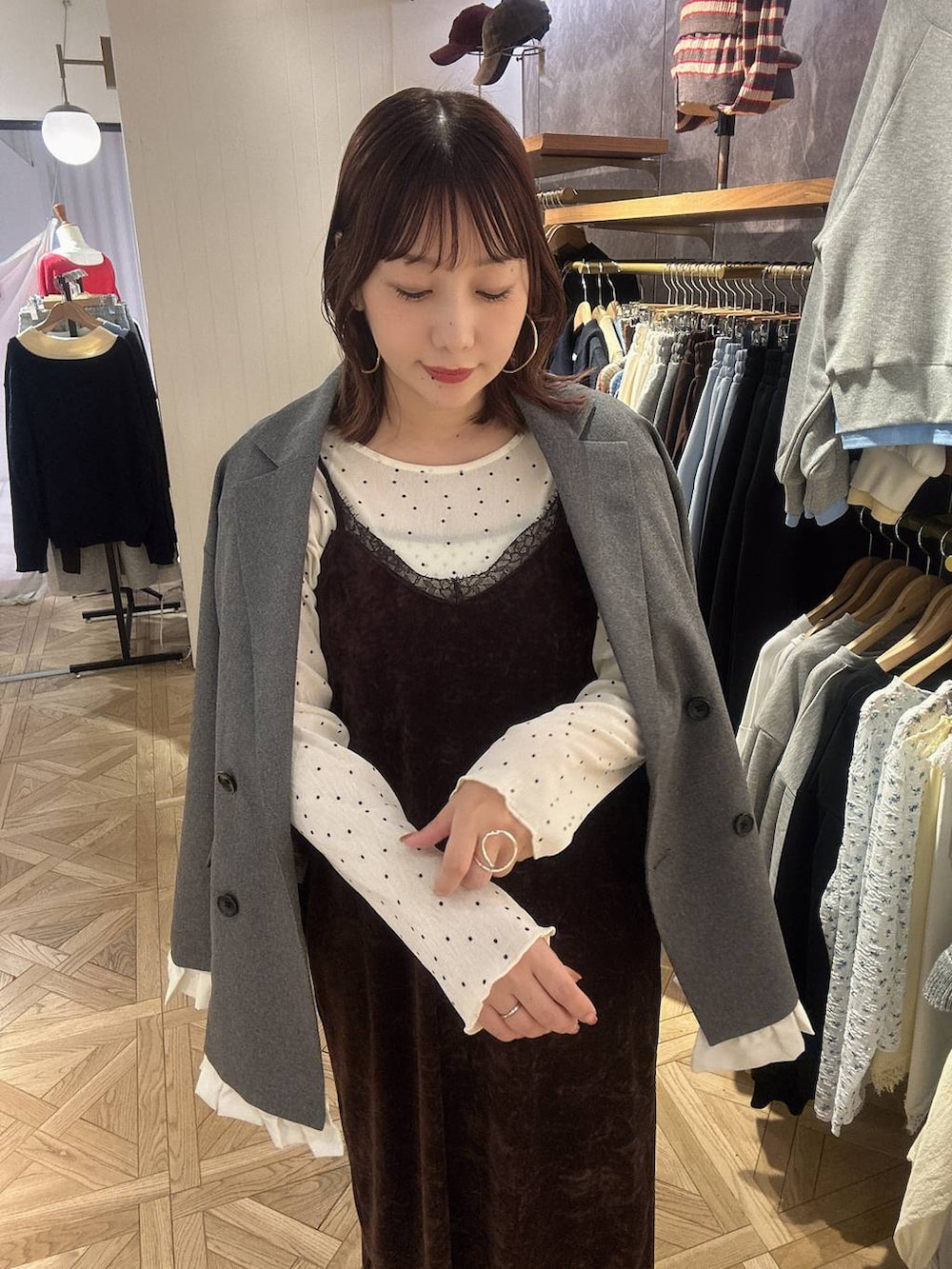 ブラウン系のワンピース、その他のTシャツ/カットソー、グレー系のテーラードジャケットを着用したレディースの秋コーディネートの4枚目の写真