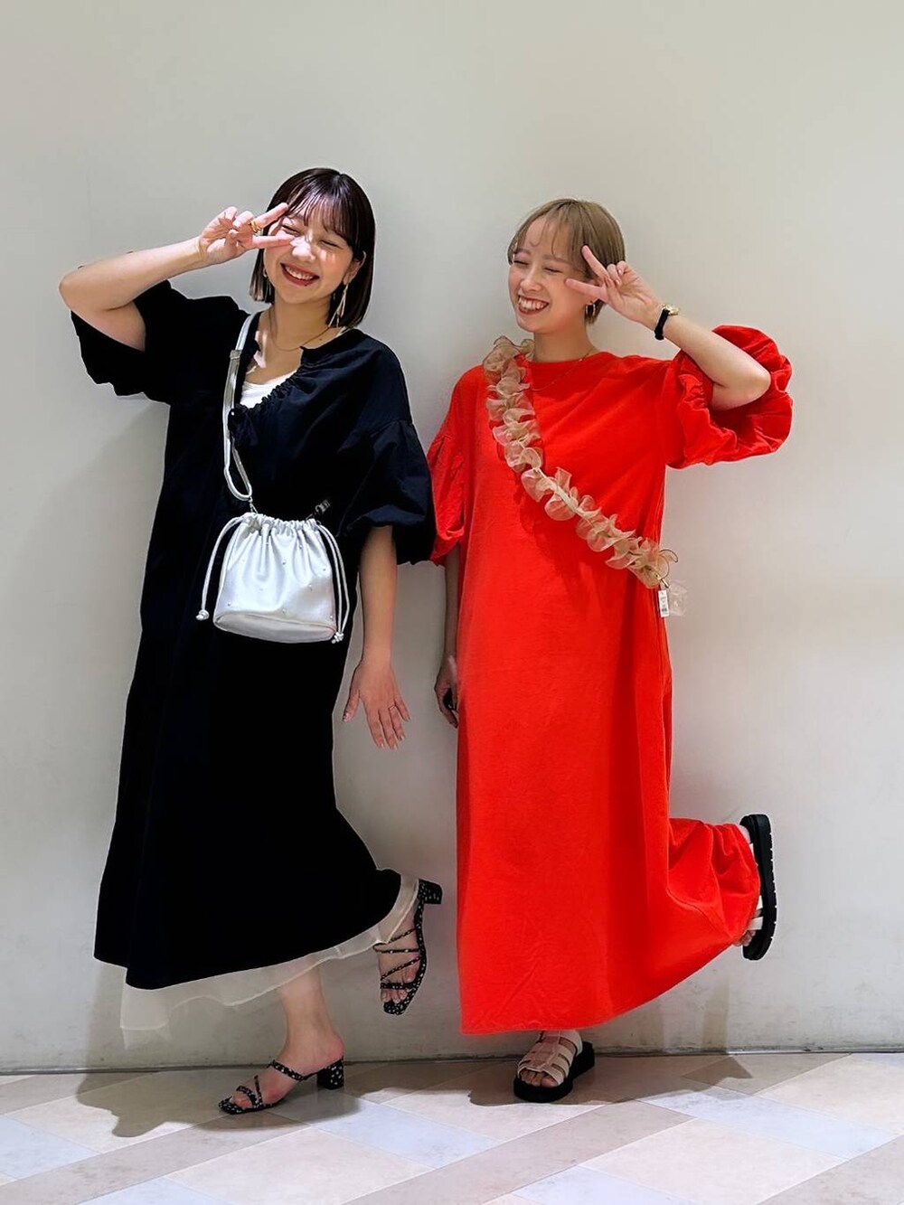 「ワンピース、春コーデ、着痩せ・細見え、カジュアル、体型カバー、ママコーデ、ローリーズスタイル_LOWRYS FARM、公認インフルエンサー_LOWRYS FARM、大人女子カジュアル_LOWRYS FARM、高見え、LOWRYS FARM、リンクコーデ、デートコーデ、女子ウケ、女子旅」｜「LOWRYS FARMのスタイルＵＰクロスカップキャミ　100757（Tシャツ/カットソー、ホワイト系）」を使った、marina  さん（レディース・160cm）の春コーディネートの4枚目の写真