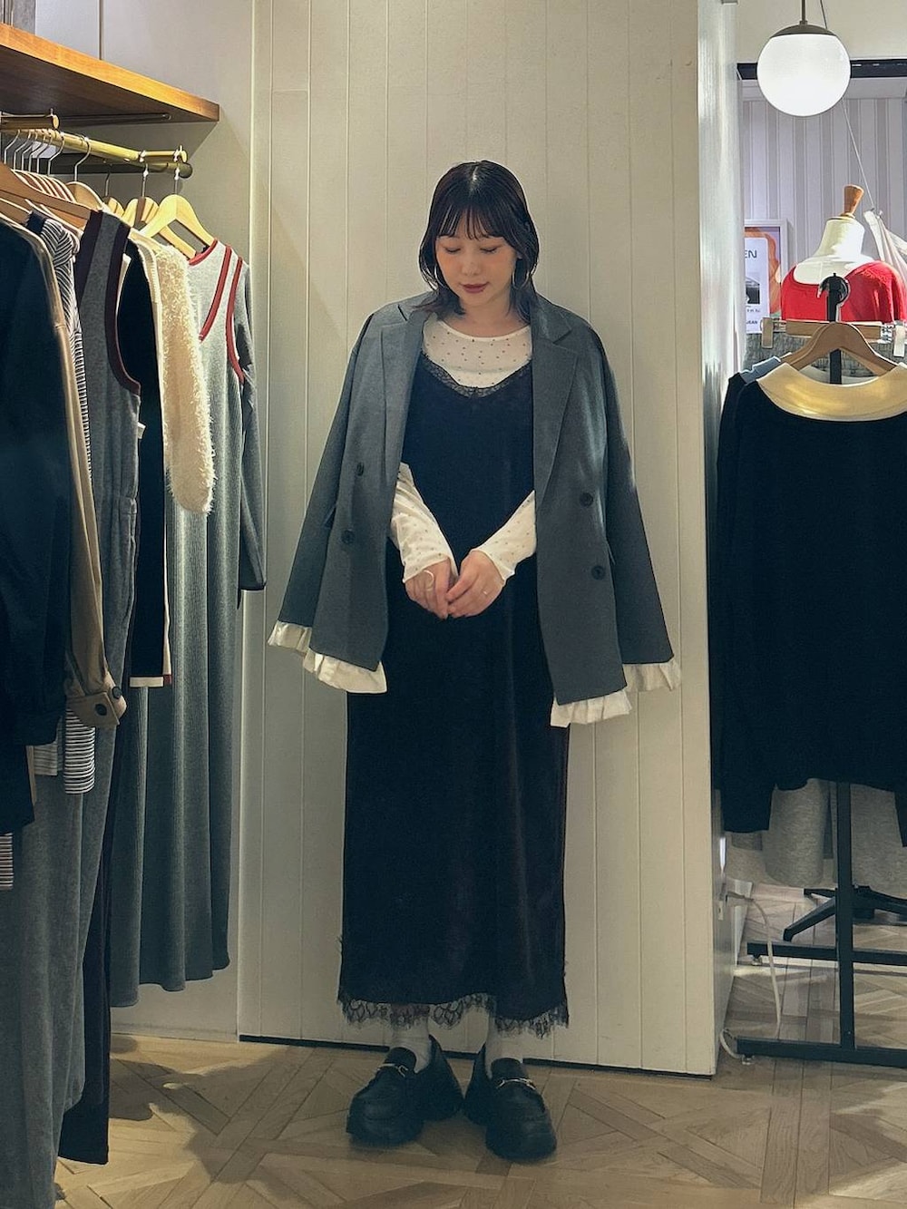 ブラウン系のワンピース、その他のTシャツ/カットソー、グレー系のテーラードジャケットを着用したレディースの秋コーディネートの2枚目の写真