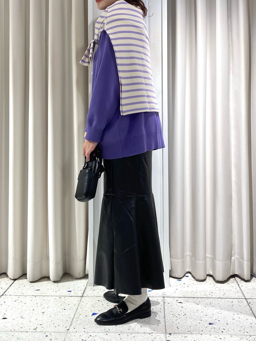 パープル系のトップス、パープル系のTシャツ/カットソー、ブラック系のショルダーバッグを着用したレディースの秋コーディネートの2枚目の写真