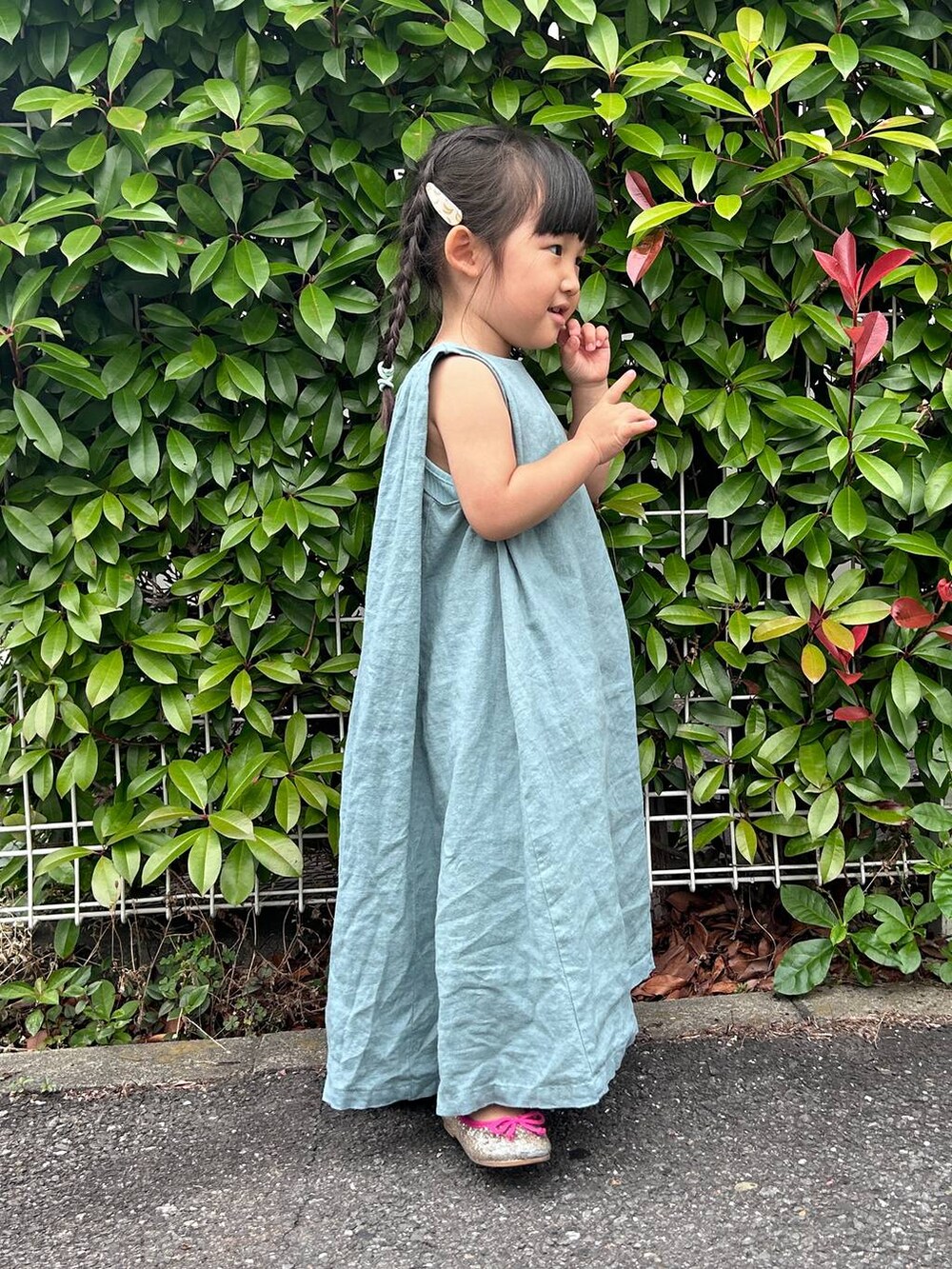 「LOWRYS FARM、着痩せ・細見え、カジュアル、体型カバー、ママコーデ、ローリーズスタイル_LOWRYS FARM、公認インフルエンサー_LOWRYS FARM、大人女子カジュアル_LOWRYS FARM、高見え、キッズ服、キッズ、ワンピース」｜「LOWRYS FARMのノルマンディノースリーブワンピース　986701（ワンピース、ブルー系）」を使った、marina  さん（キッズ・96cm）の夏コーディネートの4枚目の写真