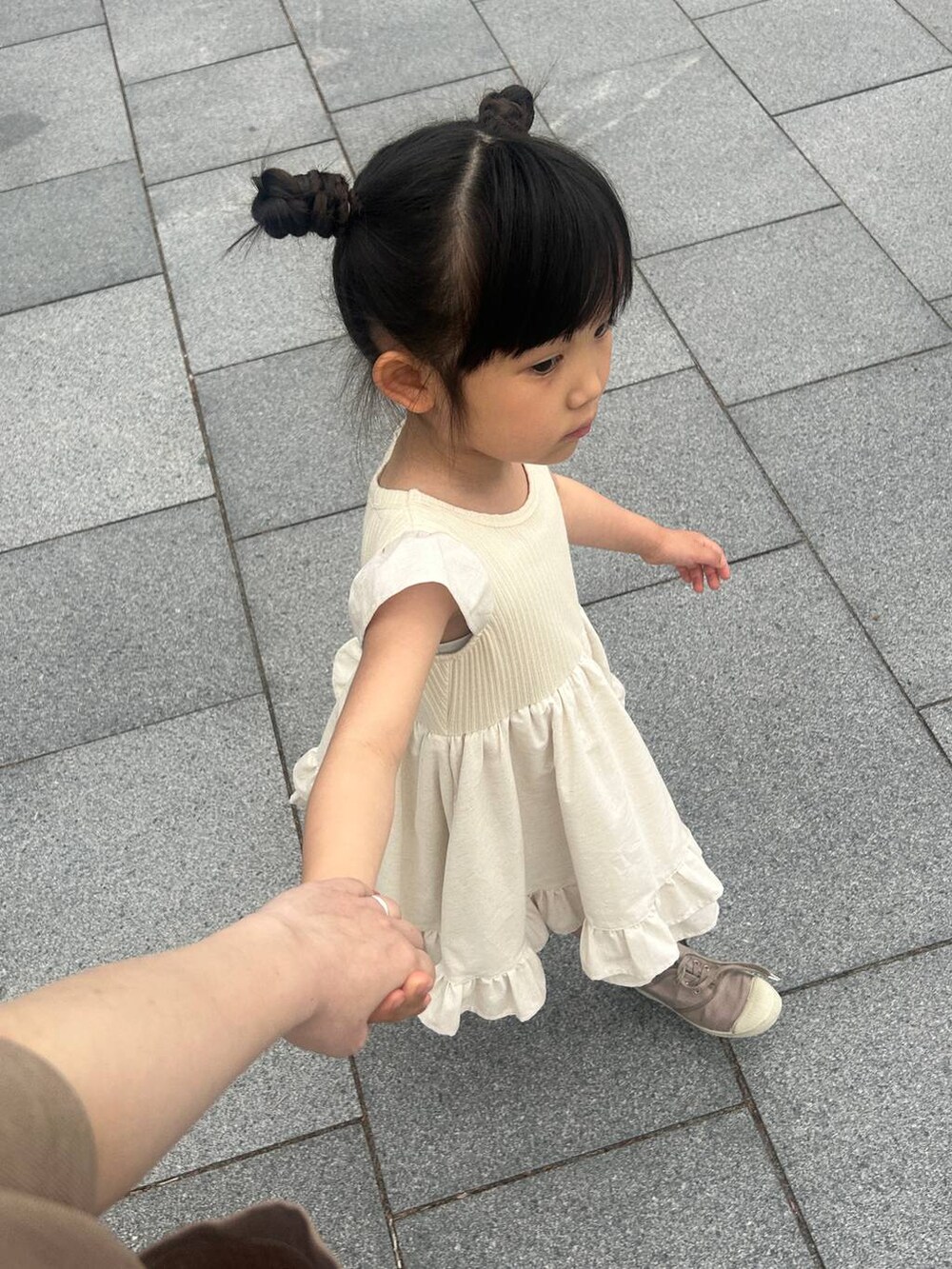 「着痩せ・細見え、カジュアル、体型カバー、ママコーデ、春コーデ、公認インフルエンサー_LOWRYS FARM、高見え、マタニティウェア、LOWRYS FARM、ぽっちゃりスタッフ、キッズ服、キッズ、ワンピース」｜「LOWRYS FARMのカンドウフィットクロスサンダル　 283658（サンダル、ホワイト系）」を使った、marina  さん（レディース・160cm）の春コーディネートの4枚目の写真