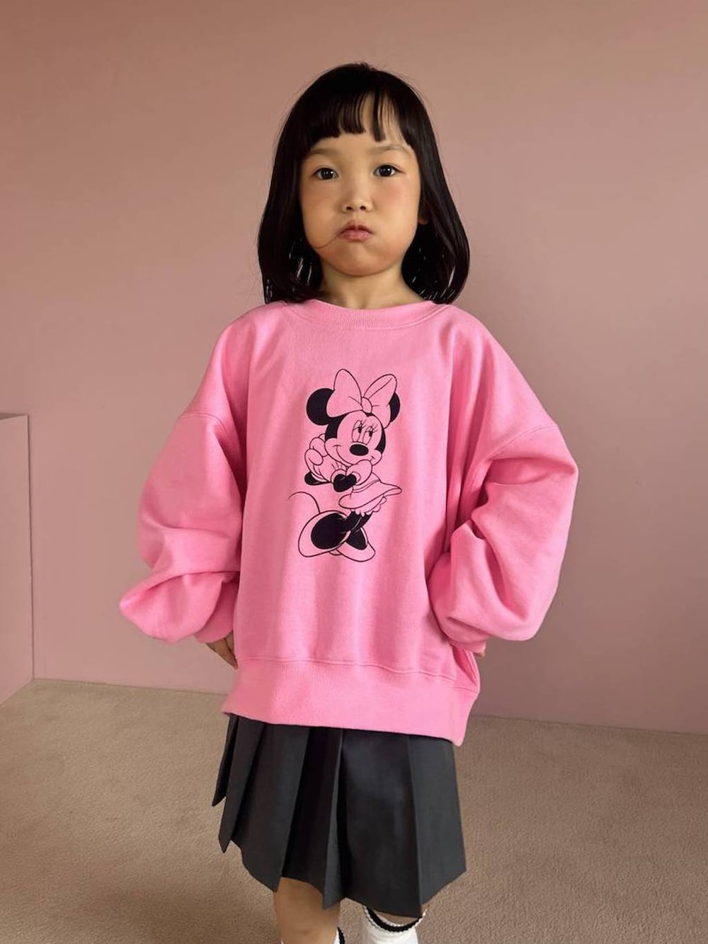 グレー系のスカート、ピンク系のスウェット、ブラック系のソックス/靴下を着用したキッズの秋コーディネートの4枚目の写真