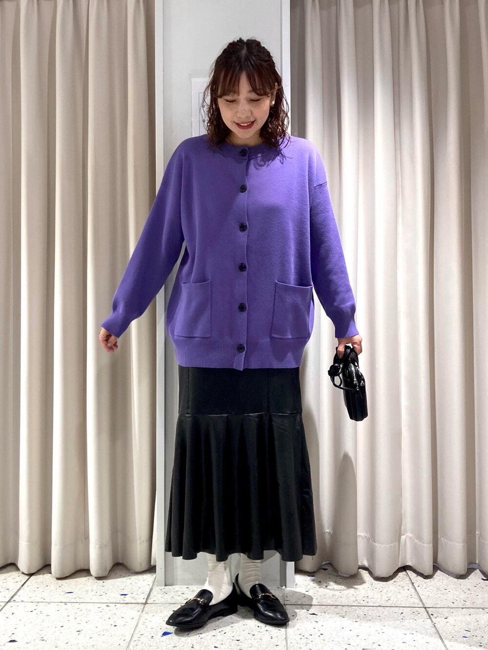 パープル系のトップス、パープル系のTシャツ/カットソー、ブラック系のショルダーバッグを着用したレディースの秋コーディネートの3枚目の写真