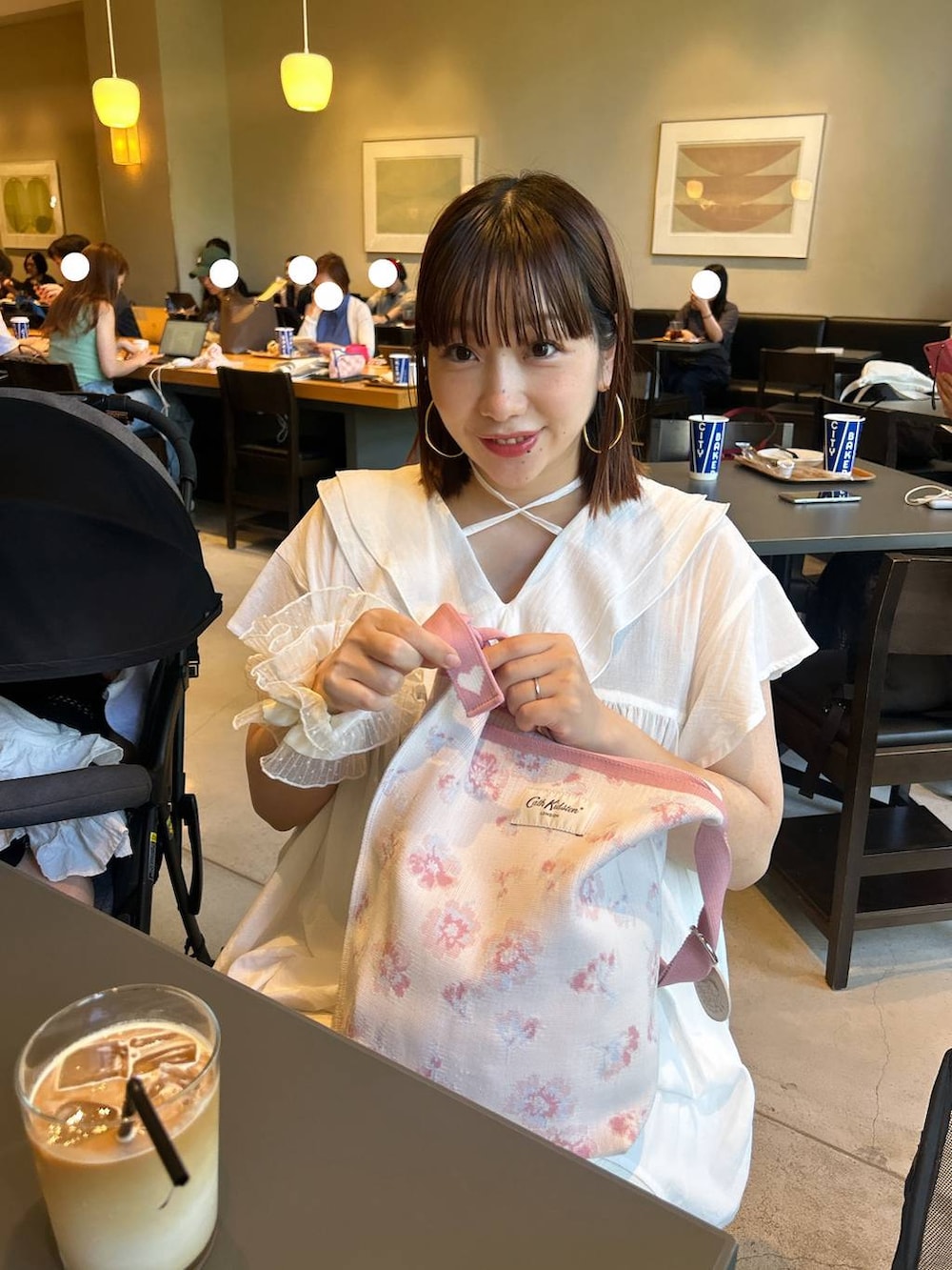 「着痩せ・細見え、カジュアル、体型カバー、ママコーデ、春コーデ、公認インフルエンサー_LOWRYS FARM、高見え、マタニティウェア、LOWRYS FARM、ぽっちゃりスタッフ、キャスキッドソン、キャス×ローリー、ローリーズスタイル_LOWRYS FARM、ゆったり、バッグ」｜「LOWRYS FARMのフリルチュニックブラウス　 490272（シャツ/ブラウス、ホワイト系）」を使った、marina  さん（レディース・160cm）の夏コーディネートの2枚目の写真