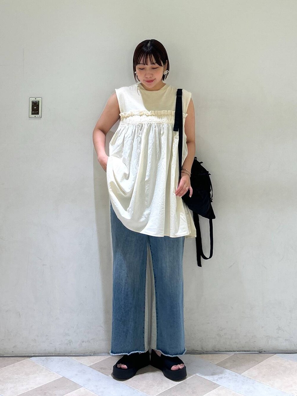 「LOWRYS FARM、この夏の推しアイテム、サマーセール、ラフ、ノースリーブ、ゆったり、ワイドパンツ、デニムパンツ、着痩せ・細見え、カジュアル、体型カバー、ママコーデ、公認インフルエンサー_LOWRYS FARM、大人女子カジュアル_LOWRYS FARM、高見え」｜「LOWRYS FARMのカンドウフィットニットサンダル　106314（サンダル、ブラック系）」を使った、marina  さん（レディース・160cm）の夏コーディネートの3枚目の写真