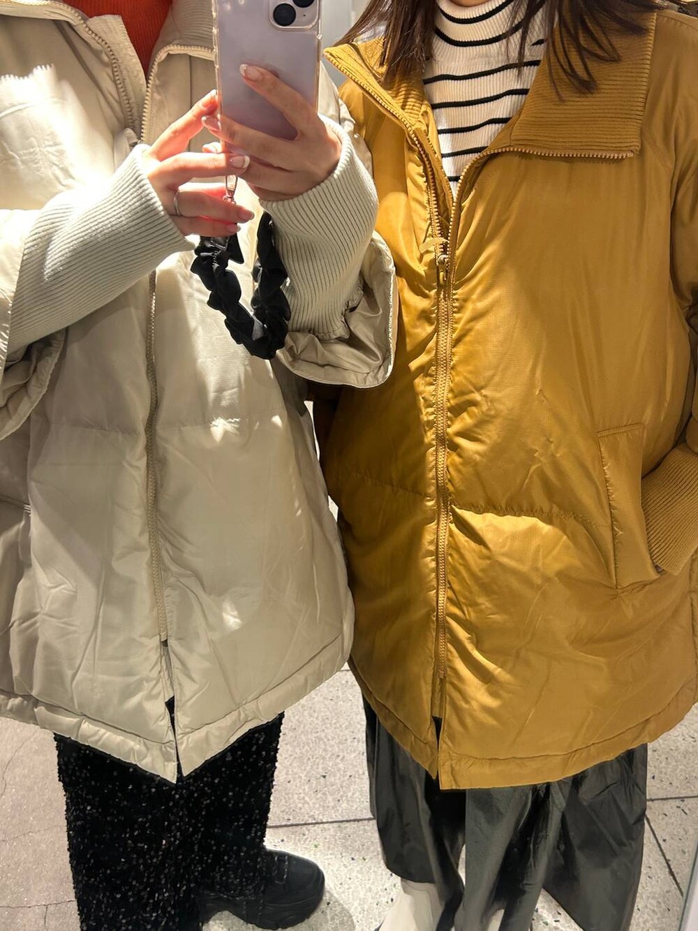 ブラウン系のポンチョ、ホワイト系のポンチョ、グレー系のニット/セーターを着用したレディースの冬コーディネートの3枚目の写真