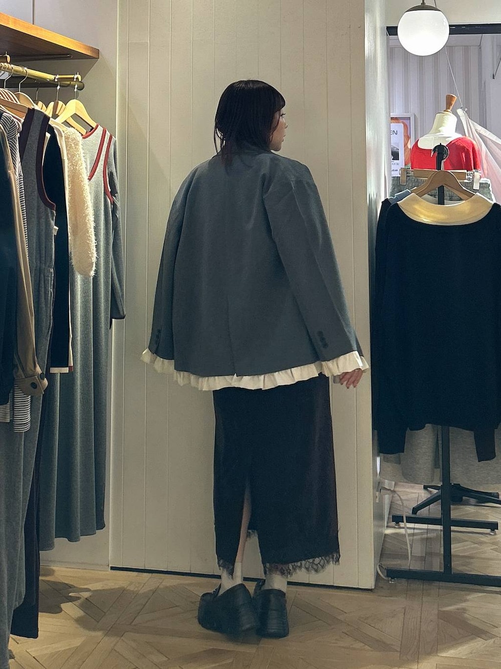 ブラウン系のワンピース、その他のTシャツ/カットソー、グレー系のテーラードジャケットを着用したレディースの秋コーディネートの3枚目の写真