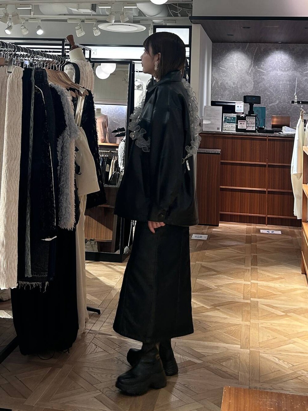 「着痩せ・細見え、カジュアル、体型カバー、ママコーデ、秋コーデ、公認インフルエンサー_LOWRYS FARM、高見え、LOWRYS FARM、ぽっちゃりスタッフ、秋冬新作、ジャケット、ジャケットスタイル、スカート、ロングスカート、ゆったり」｜「Me%の【ストラップシート付き】オーガンジーモバイルショルダーストラップ 107653（スマホグッズ、グレー系）」を使った、marina  さん（レディース・160cm）の秋コーディネートの2枚目の写真