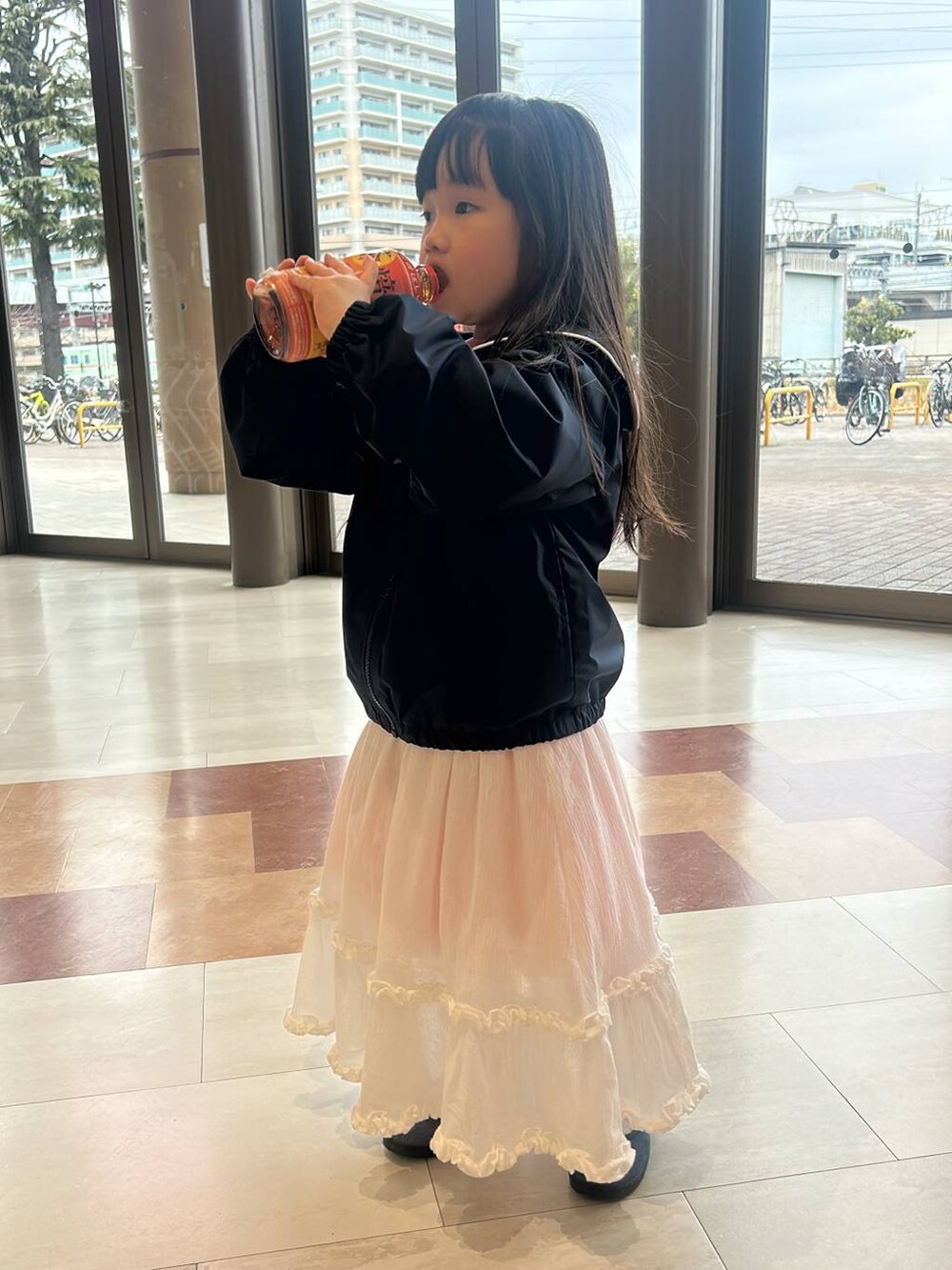 ホワイト系のスカートを着用したレディースの春コーディネートの2枚目の写真