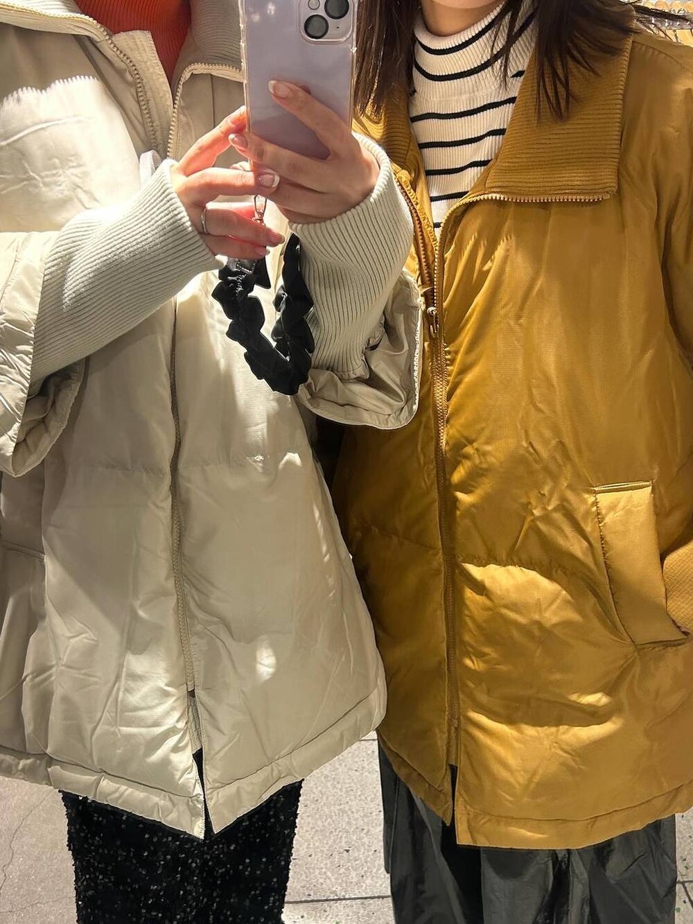 ブラウン系のポンチョ、ホワイト系のポンチョ、グレー系のニット/セーターを着用したレディースの冬コーディネートの2枚目の写真