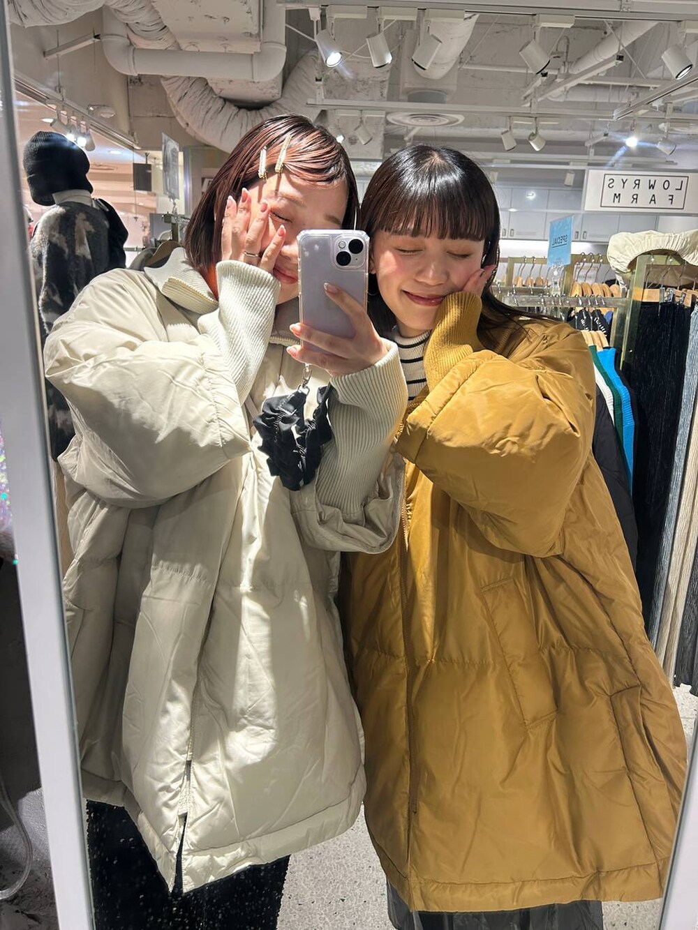 ブラウン系のポンチョ、ホワイト系のポンチョ、グレー系のニット/セーターを着用したレディースの冬コーディネートの4枚目の写真