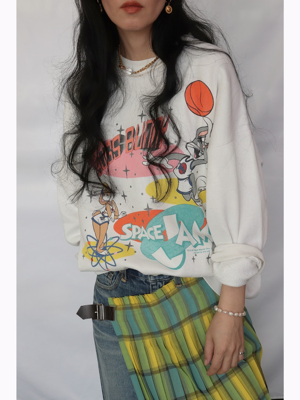 ホワイト系のスウェット、ホワイト系のスニーカー、ブルー系のデニムパンツを着用したレディースの春コーディネートの2枚目の写真