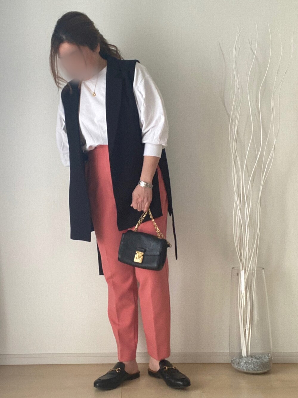 ホワイト系のトップス、ブラック系のジャケット/アウター、ピンク系のパンツを着用したレディースの春コーディネートの2枚目の写真