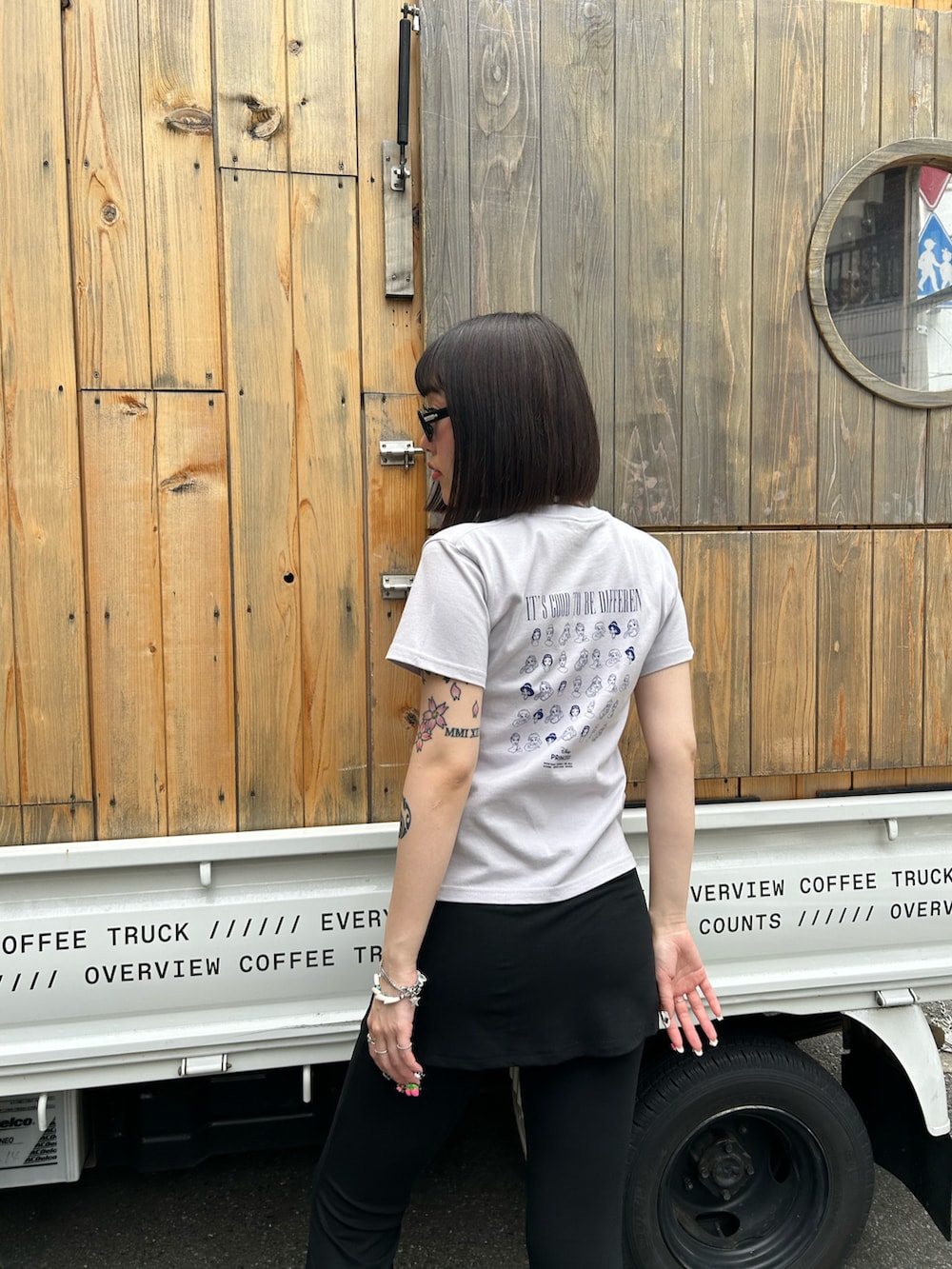 「ディズニーコーデ、ディズニー、プリンセス、FIG&VIPER、フィグアンドヴァイパー(FIG&VIPER)」｜「FIG&VIPERのDisney Princess/MID T（Tシャツ/カットソー、グレー系）」を使った、FIG&VIPER_NOZOHAさん（レディース・165cm）の春コーディネートの2枚目の写真