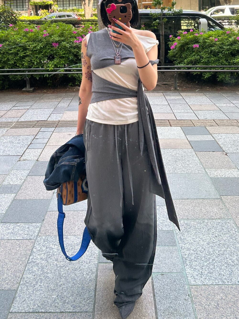 「レイヤードスタイル、タンクトップ、フィグアンドヴァイパー(FIG&VIPER)、FIG&VIPER」｜「FIG&VIPERのレイヤードリボンカットTOP（Tシャツ/カットソー、ホワイト系）」を使った、FIG&VIPER_NOZOHAさん（レディース・165cm）の春コーディネートの2枚目の写真