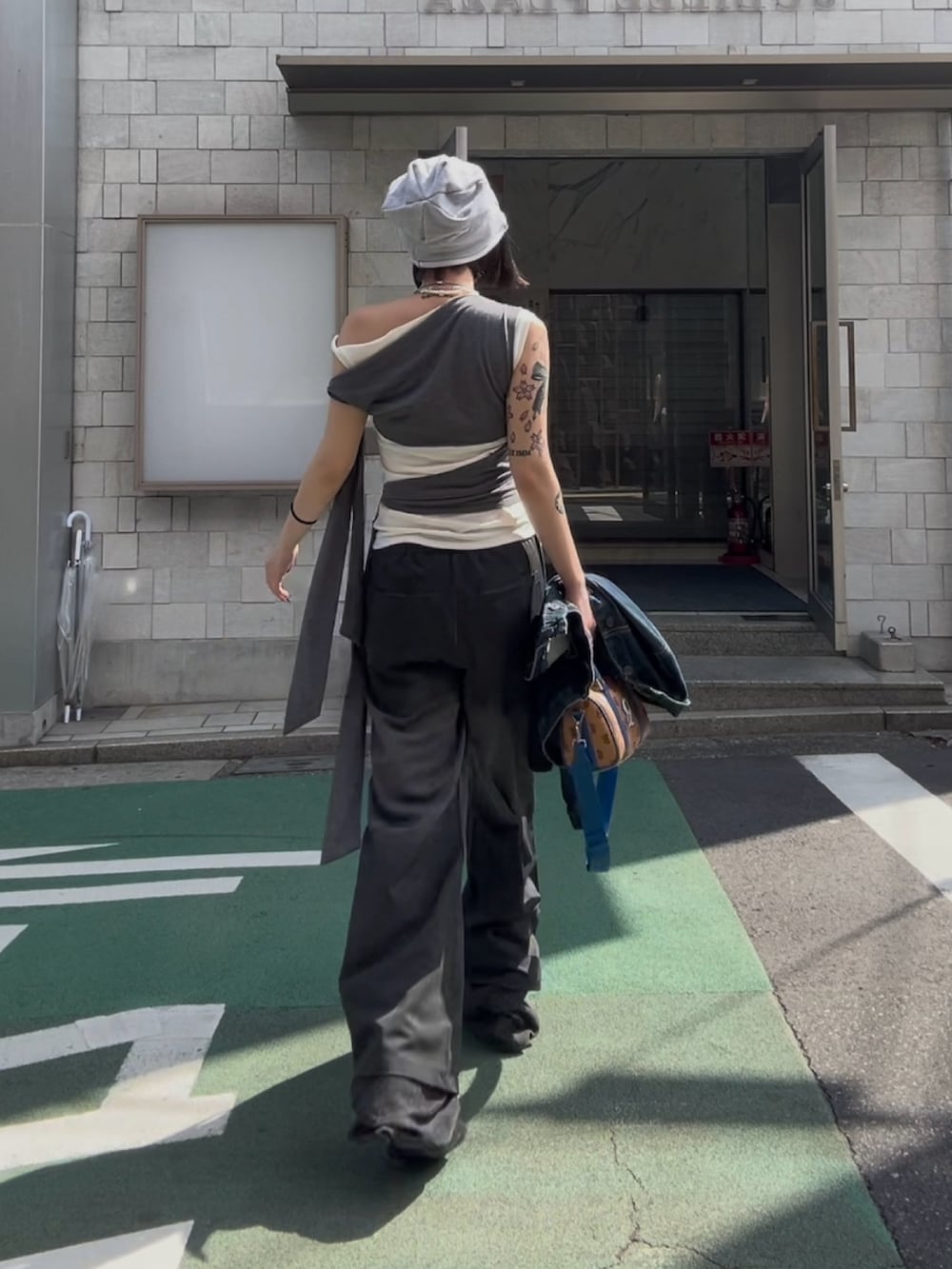 「レイヤードスタイル、タンクトップ、フィグアンドヴァイパー(FIG&VIPER)、FIG&VIPER」｜「FIG&VIPERのレイヤードリボンカットTOP（Tシャツ/カットソー、ホワイト系）」を使った、FIG&VIPER_NOZOHAさん（レディース・165cm）の春コーディネートの3枚目の写真
