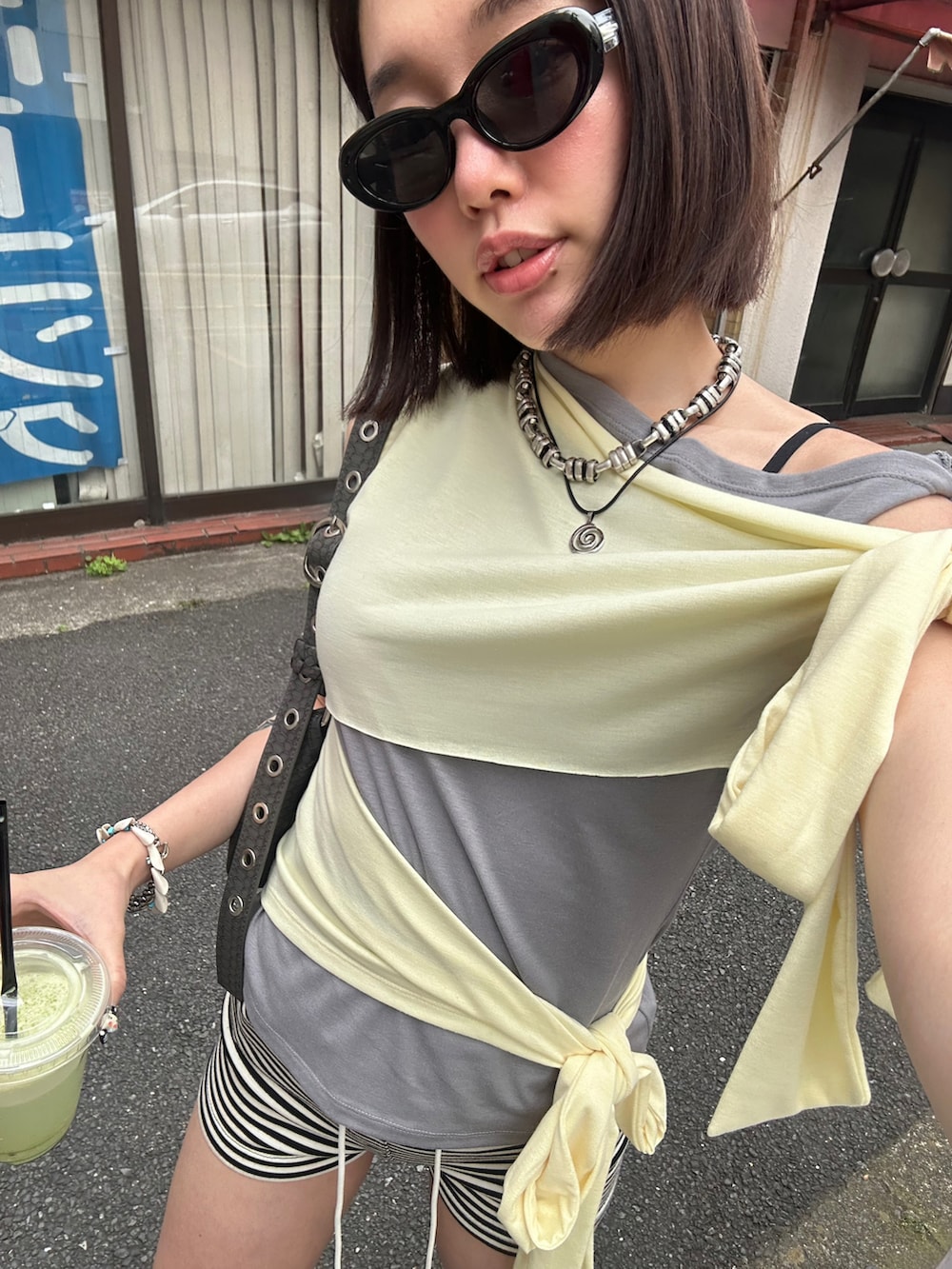 「FIG&VIPER、フィグアンドヴァイパー(FIG&VIPER)、レイヤードスタイル、イエロー」｜「FIG&VIPERのレイヤードリボンカットTOP（Tシャツ/カットソー、イエロー系）」を使った、FIG&VIPER_NOZOHAさん（レディース・165cm）の春コーディネートの3枚目の写真