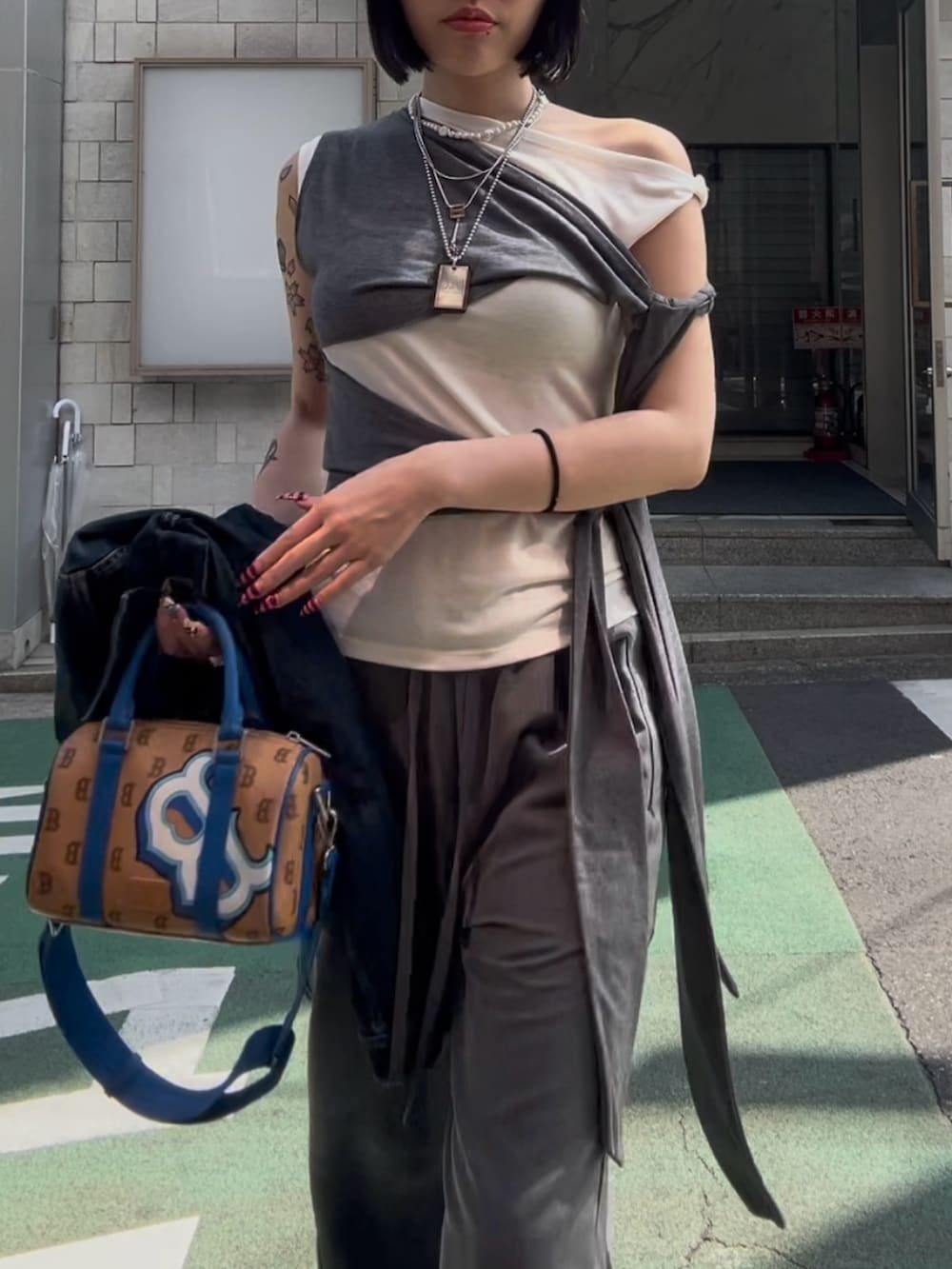 「セットアップ、フィグアンドヴァイパー(FIG&VIPER)、FIG&VIPER」｜「FIG&VIPERのレイヤードリボンカットTOP（Tシャツ/カットソー、ホワイト系）」を使った、FIG&VIPER_NOZOHAさん（レディース・165cm）の春コーディネートの3枚目の写真