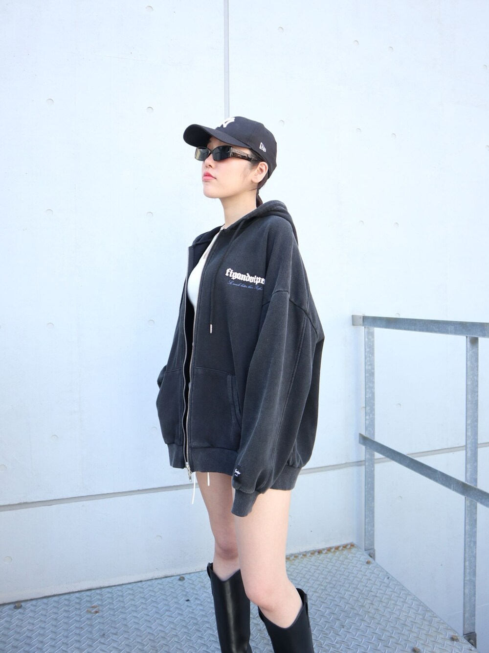 「セットアップ、パーカー、フーディー、FIG&VIPER、figandviper、フィグアンドヴァイパー(FIG&VIPER)」｜「FIG&VIPERのLOGO BIGフーディ（パーカー、グリーン系）」を使った、FIG&VIPER_NOZOHAさん（レディース・165cm）の春コーディネートの3枚目の写真