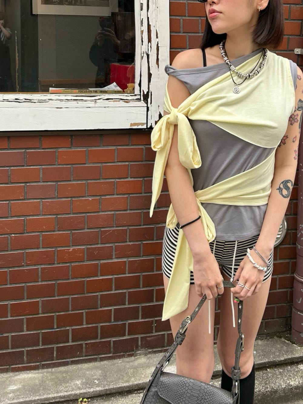 「FIG&VIPER、フィグアンドヴァイパー(FIG&VIPER)、レイヤードスタイル、イエロー」｜「FIG&VIPERのレイヤードリボンカットTOP（Tシャツ/カットソー、イエロー系）」を使った、FIG&VIPER_NOZOHAさん（レディース・165cm）の春コーディネートの2枚目の写真