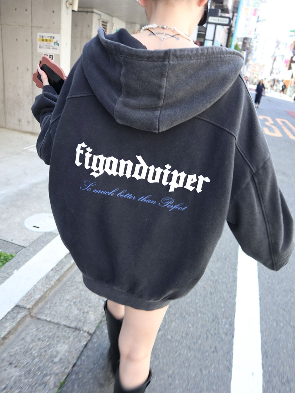 「セットアップ、フーディー、パーカー、FIG&VIPER、フィグアンドヴァイパー(FIG&VIPER)」｜「FIG&VIPERのLOGO BIGフーディ（パーカー、ブラック系）」を使った、FIG&VIPER_NOZOHAさん（レディース・165cm）の春コーディネートの2枚目の写真