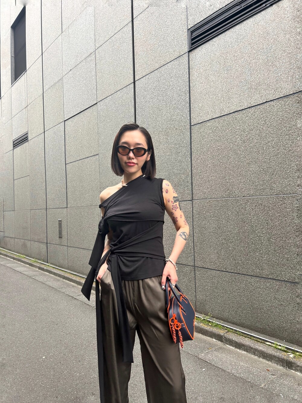 「FIG&VIPER、フィグアンドヴァイパー(FIG&VIPER)、レイヤードスタイル、ブラック」｜「FIG&VIPERのレイヤードリボンカットTOP（Tシャツ/カットソー、ブラック系）」を使った、FIG&VIPER_NOZOHAさん（レディース・165cm）の春コーディネートの2枚目の写真