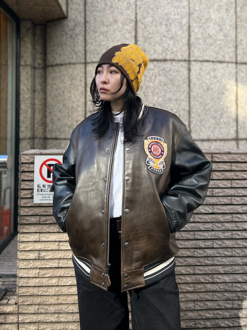 ブラウン系のジャケット/アウター、ブラウン系のニットキャップ/ビーニーを着用したレディースの秋コーディネートの2枚目の写真