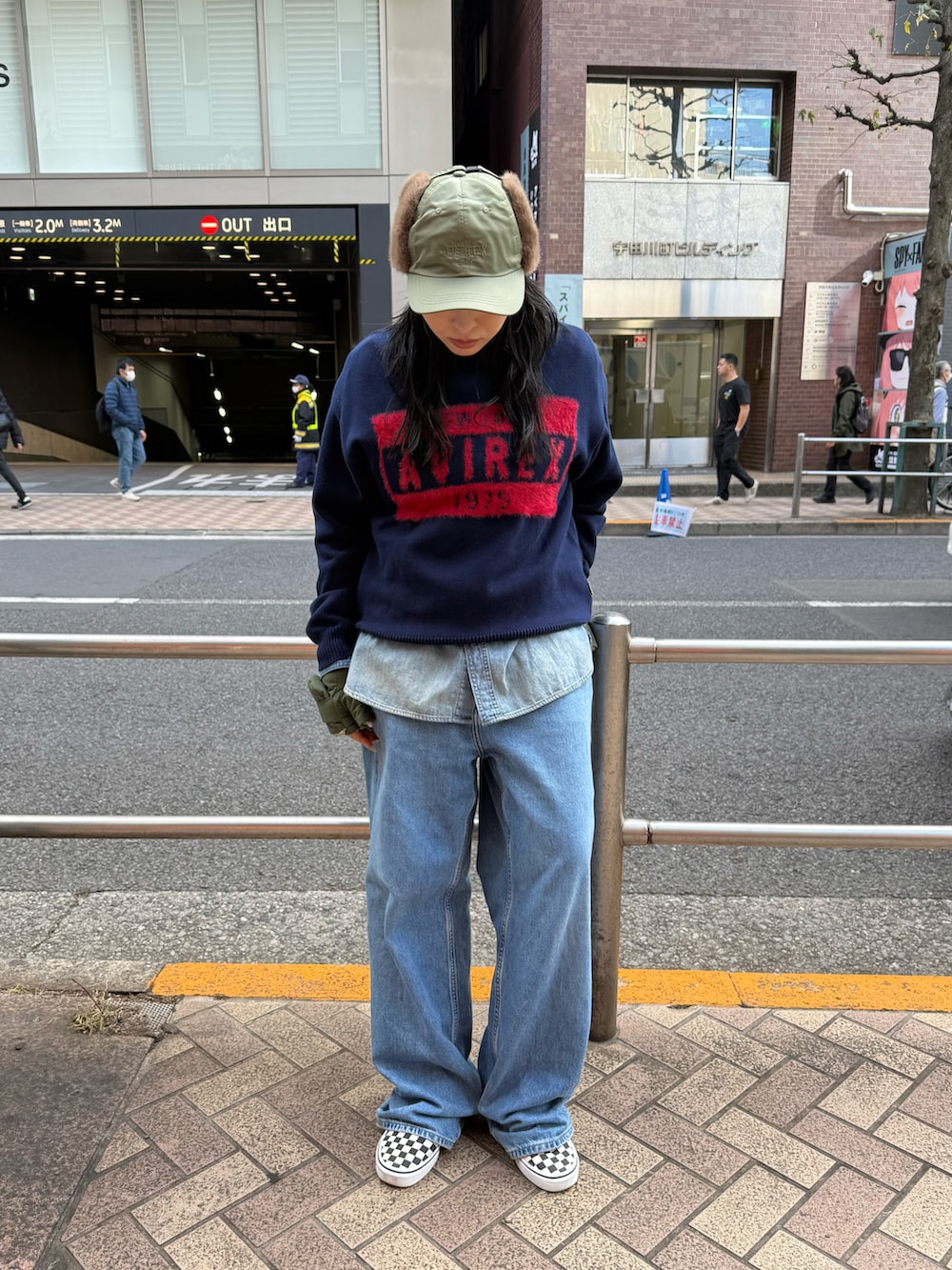 ブルー系のニット/セーター、グリーン系のキャップ、グリーン系の手袋を着用したレディースの秋コーディネートの3枚目の写真