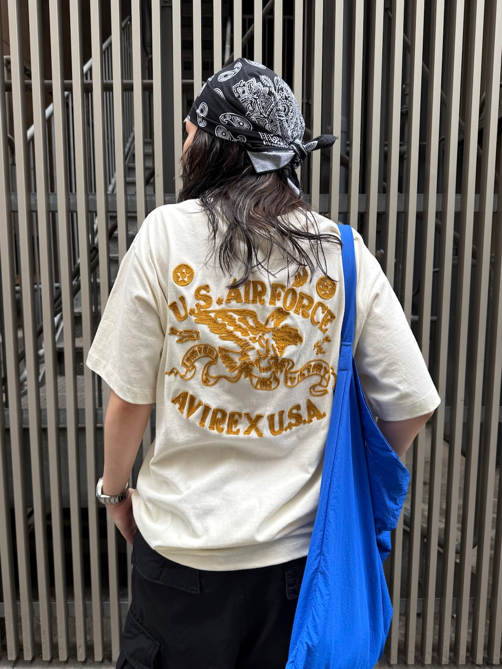 ホワイト系のTシャツ/カットソー、ブラック系のカーゴパンツ、ブラック系のベルトを着用したレディースの夏コーディネートの5枚目の写真