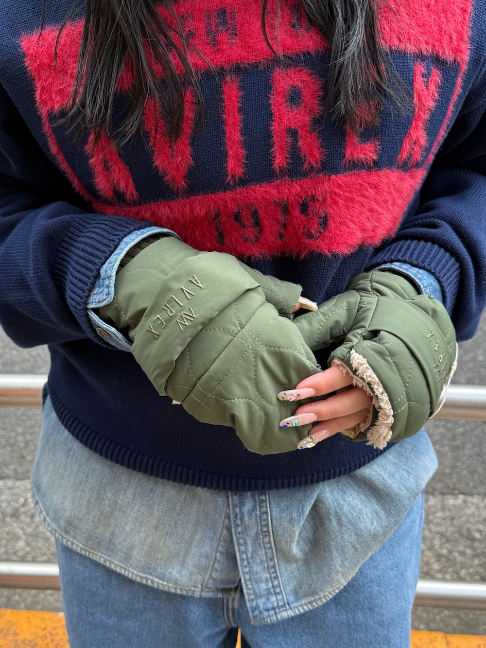 ブルー系のニット/セーター、グリーン系のキャップ、グリーン系の手袋を着用したレディースの秋コーディネートの5枚目の写真