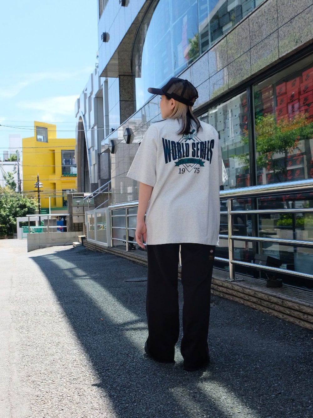 ブラック系のその他パンツ、グレー系のTシャツ/カットソー、ブラック系のキャップを着用したレディースの夏コーディネートの2枚目の写真