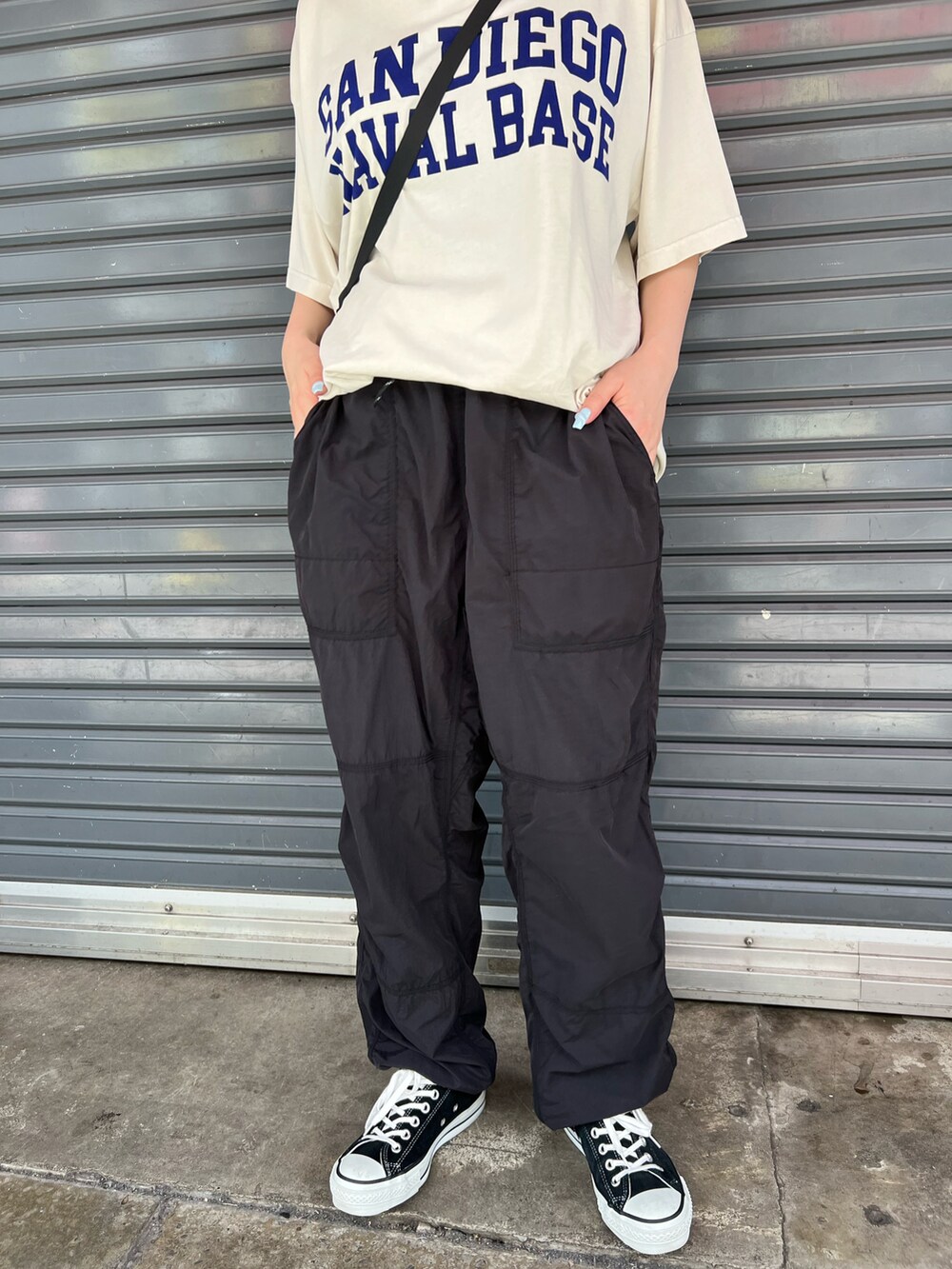 ホワイト系のTシャツ/カットソー、ブラック系のショルダーバッグ、ブラック系のその他パンツを着用したレディースの夏コーディネートの3枚目の写真