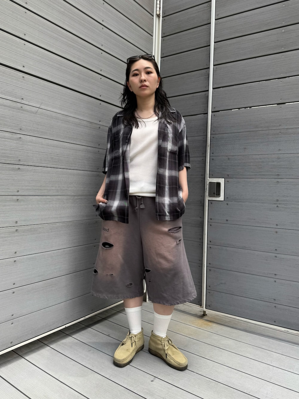 ホワイト系のタンクトップ、ブラック系のシャツ/ブラウスを着用したレディースの夏コーディネートの3枚目の写真