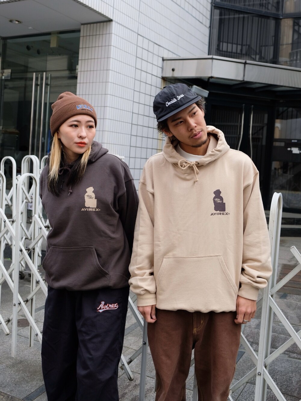 ブラック系のその他パンツ、ブラック系のパーカー、ベージュ系のパーカーを着用したレディースの秋コーディネートの2枚目の写真