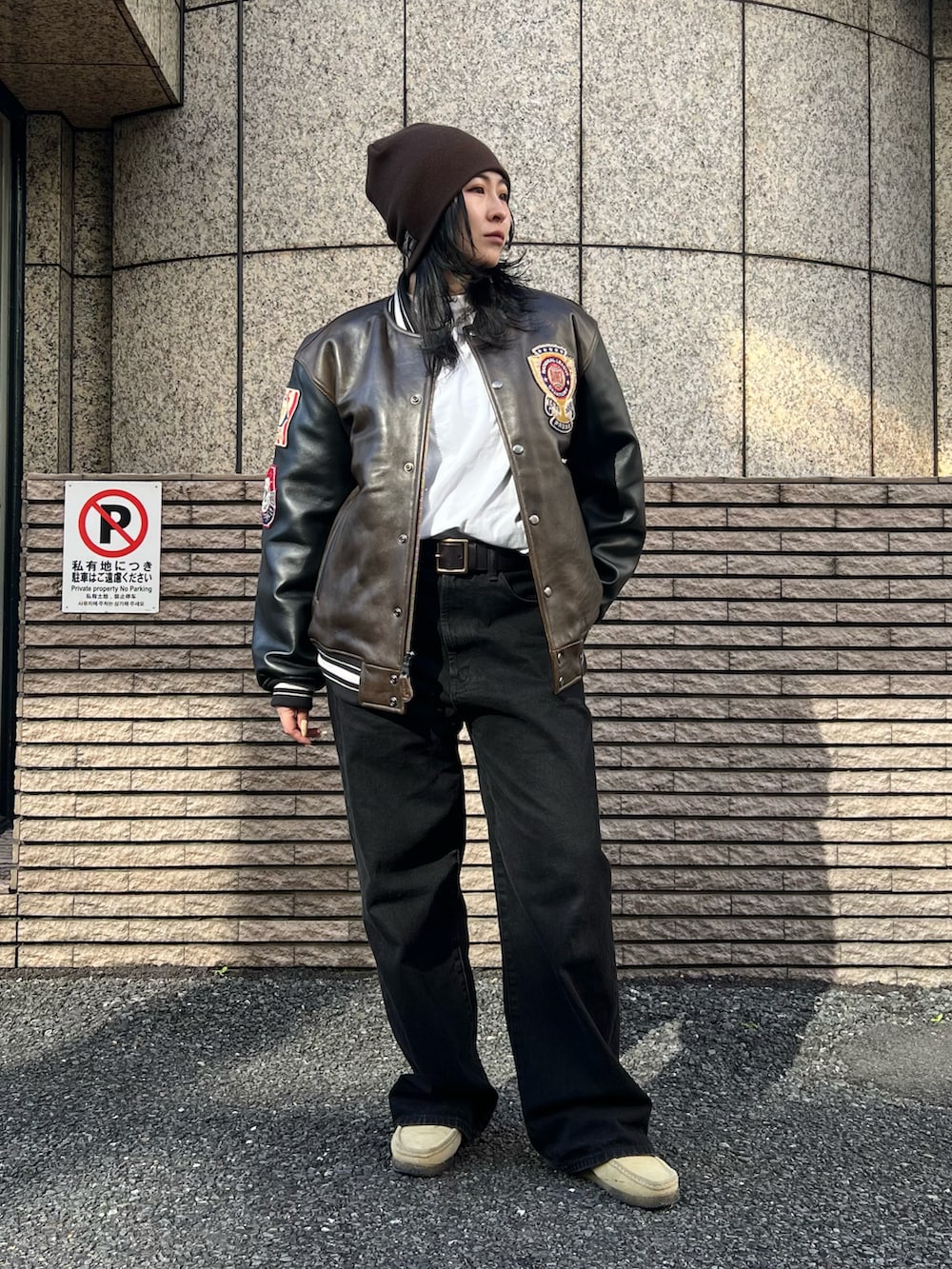 ブラウン系のジャケット/アウター、ブラウン系のニットキャップ/ビーニーを着用したレディースの秋コーディネートの4枚目の写真