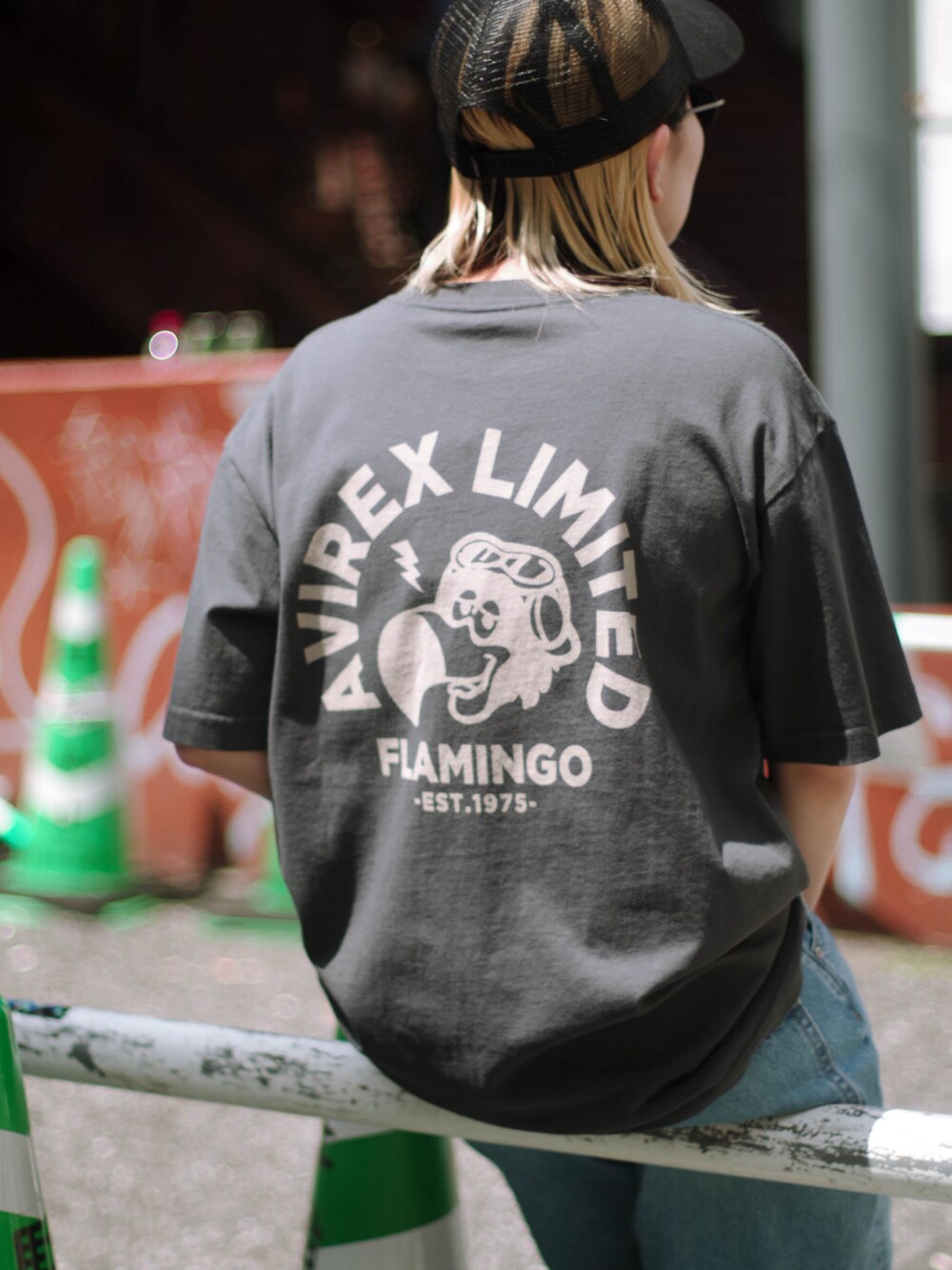 ブラック系のTシャツ/カットソー、ブラック系のキャップを着用したレディースの夏コーディネートの2枚目の写真