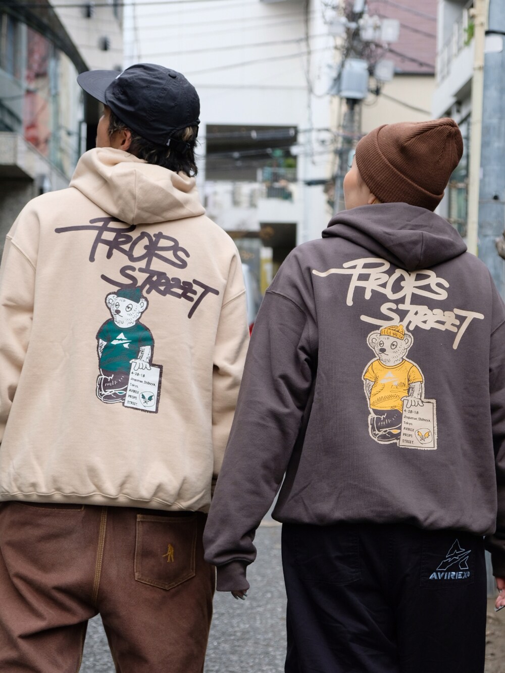 ブラック系のその他パンツ、ブラック系のパーカー、ベージュ系のパーカーを着用したレディースの秋コーディネートの3枚目の写真