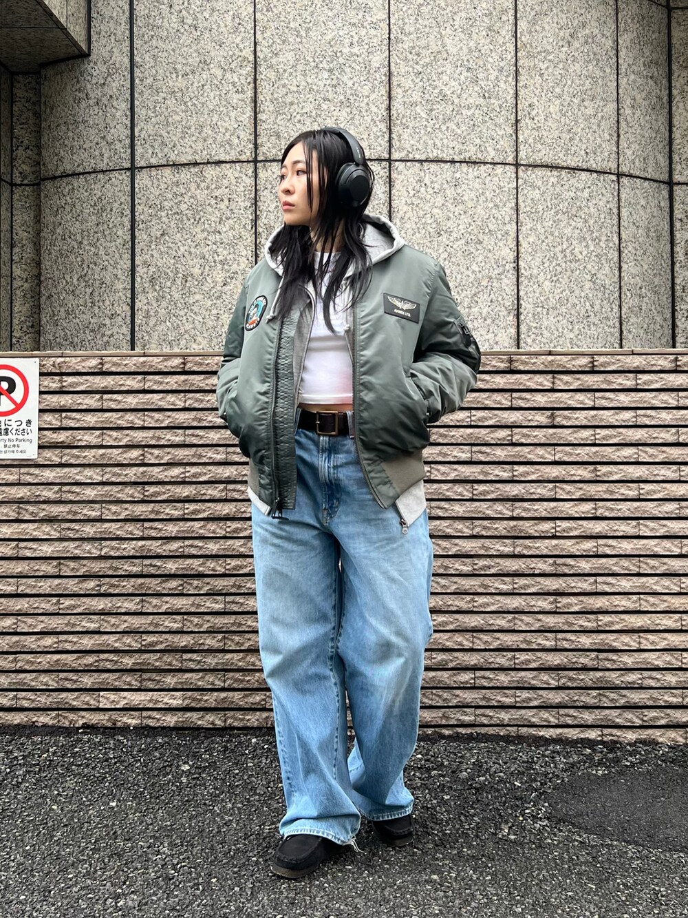 グレー系のパーカー、グリーン系のMA-1を着用したレディースの秋コーディネートの3枚目の写真