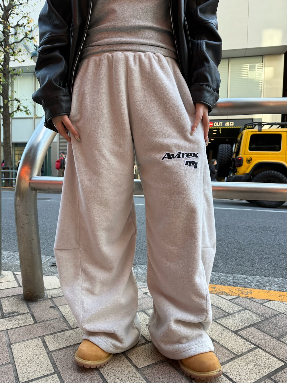 グレー系のその他パンツ、グレー系のその他パンツ、ブラック系のMA-1を着用したレディースの秋コーディネートの5枚目の写真